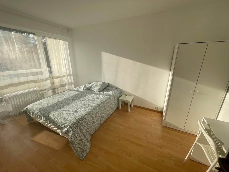 Chambre avec salle de bain privative en colocation à Évry-Courcouronnes – 550 € CC