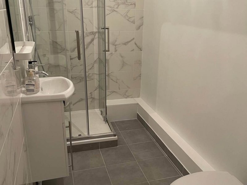 Chambre avec salle de bain privative en colocation à Évry-Courcouronnes – 550 € CC